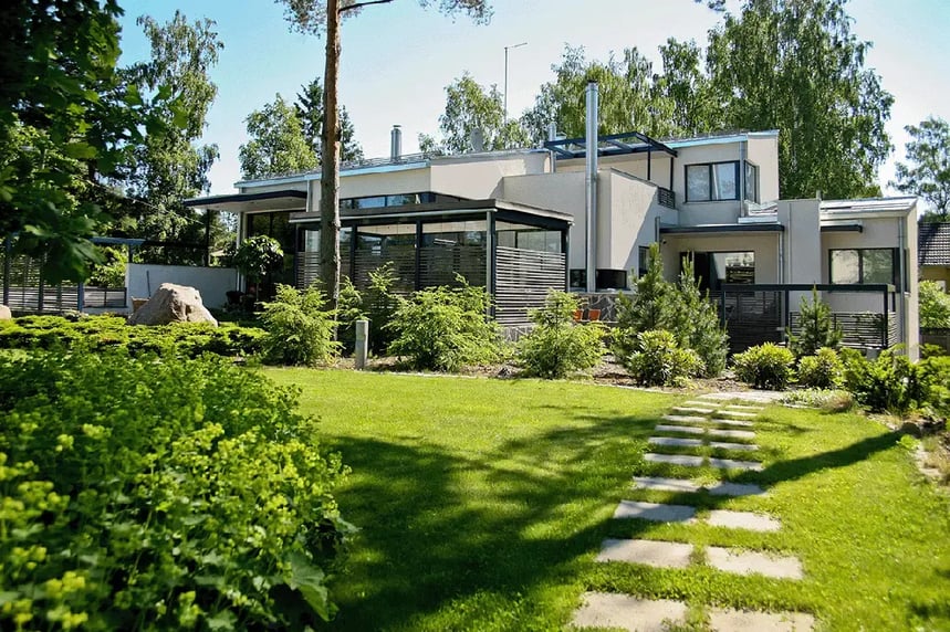 Espoon Laaksolahden kaksikerroksisen omakotitalon julkisivu.