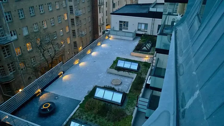 Laivanvarustajankatu 6:n piha leikkipaikkoineen ja viherkasveineen.
