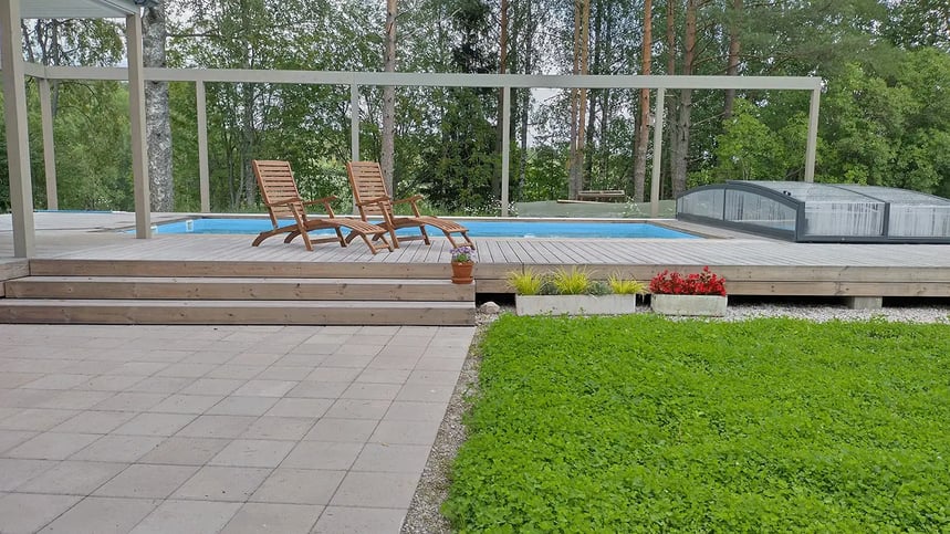 Vapaa-ajan asunnon pihaan suunniteltu pihasauna uima-altaineen Salossa.