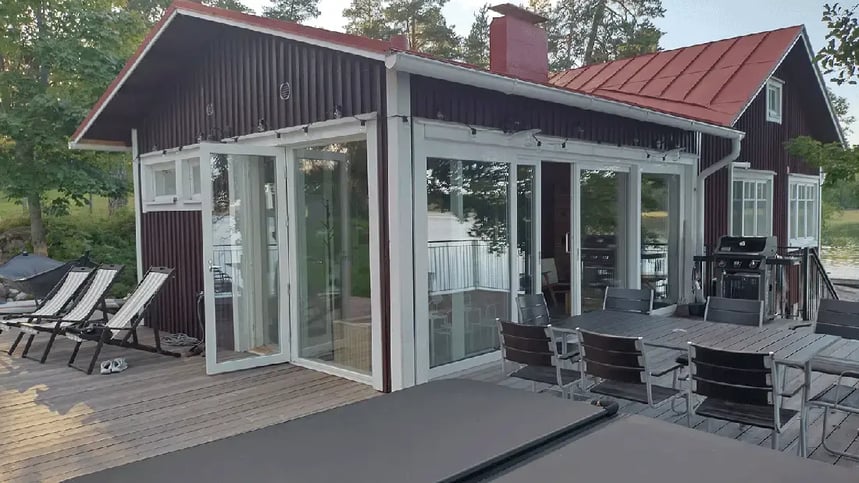 Kirkkonummen sauna täyskorkeine lasiseinineen, jotka avautuvat järvelle