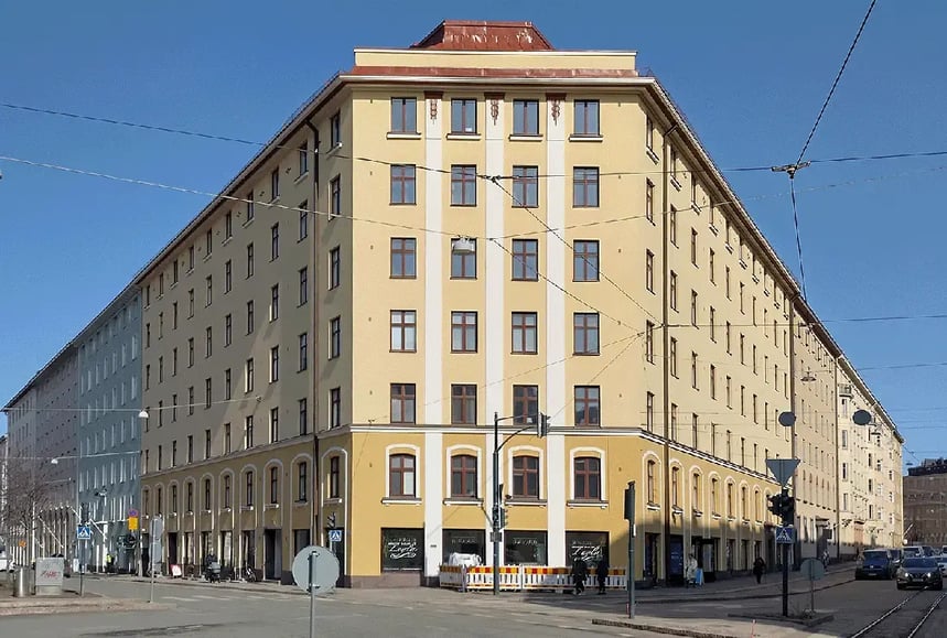 Mechelininkatu 23:n ennallistettu julkisivu alkuperäisine koristeaiheineen