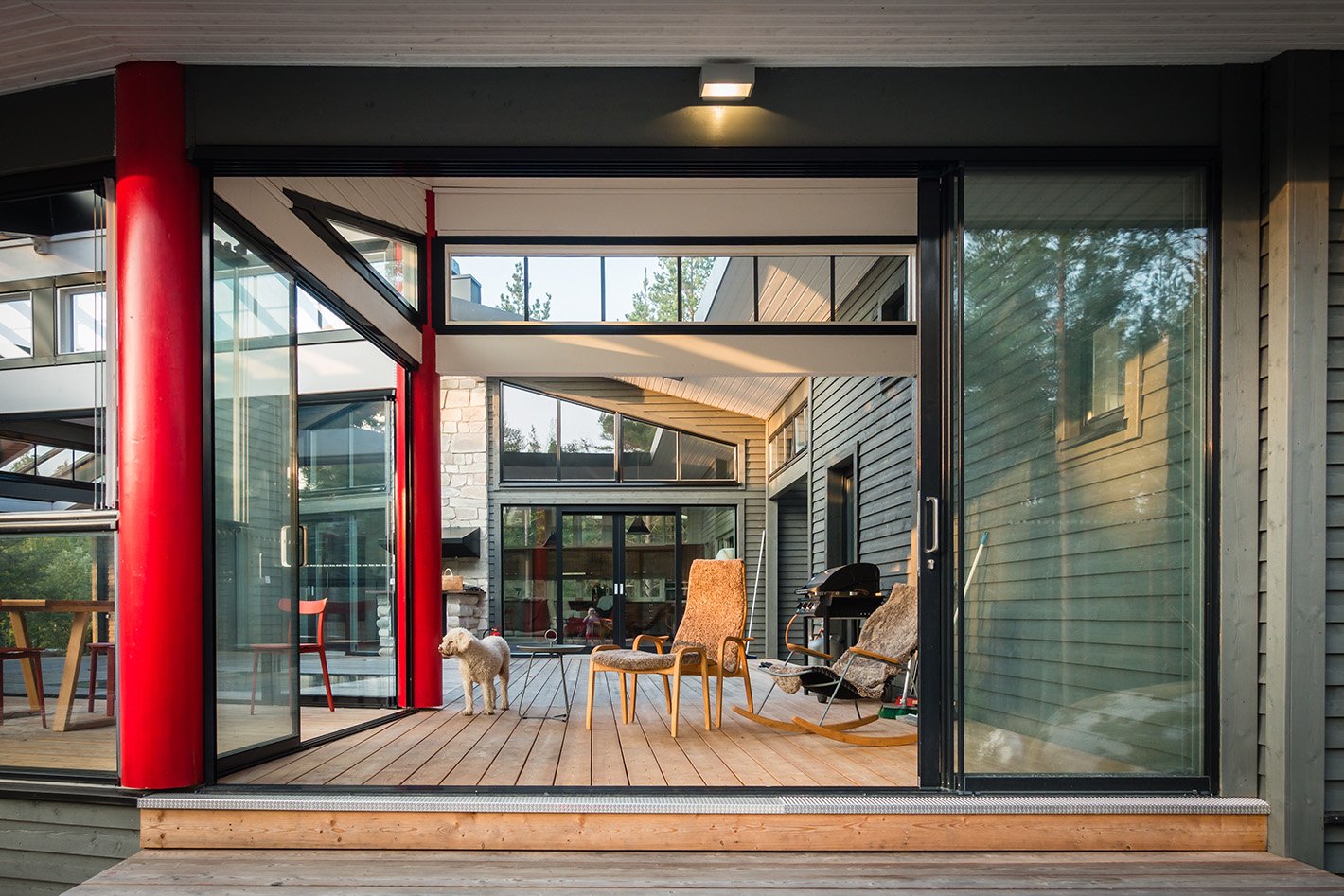 The red columns give the villa colour and an oriental touch.