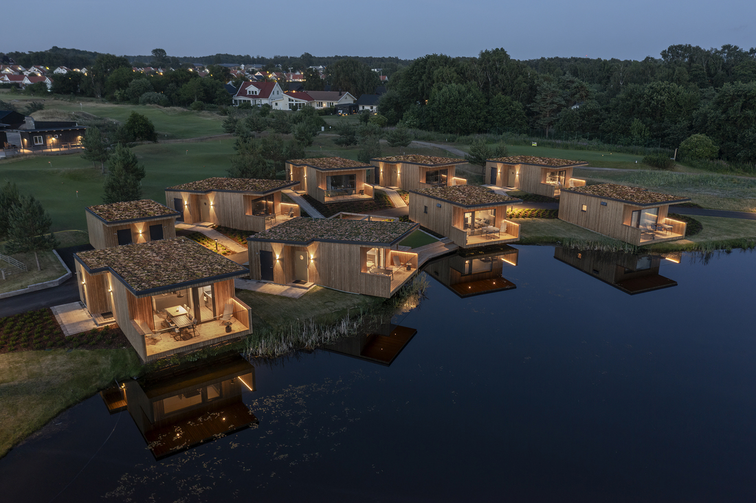 Fågelperspektiv över hotellstugorna på en golfbana i Halmstad. Foto: James Silverman Photography