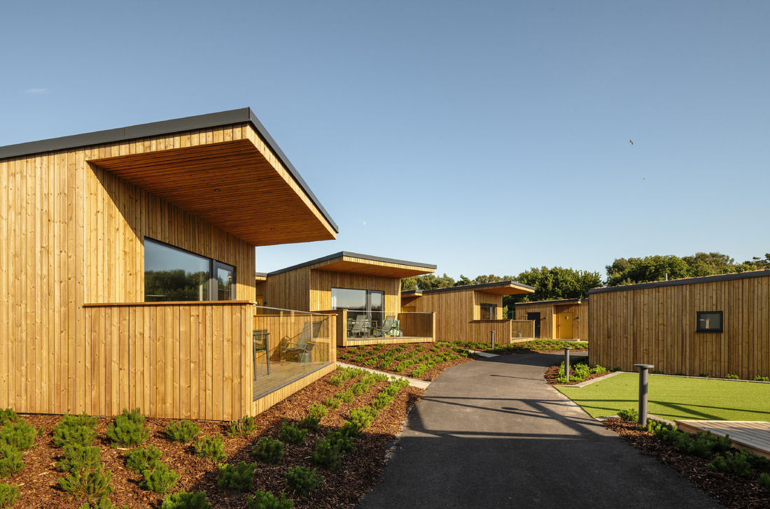 Hotellstugor i trä på en golfbana i Halmstad. Foto: James Silverman Photography