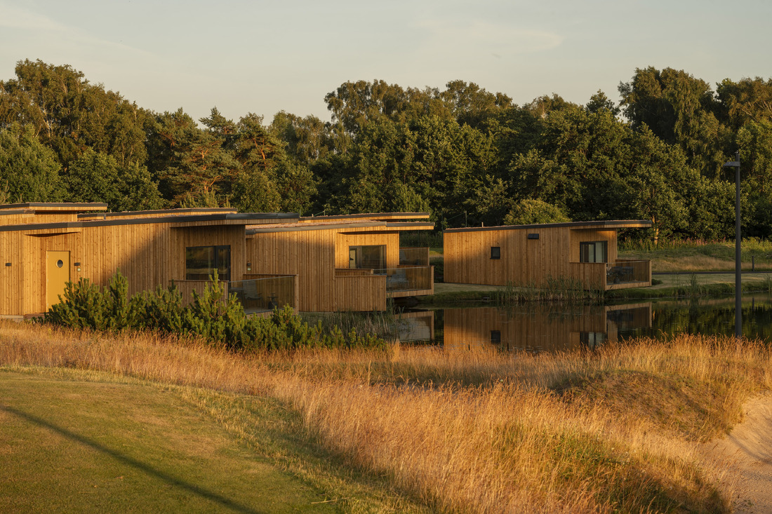 Hotellstugor vid en sjö på en golfbana i Halmstad. Foto: James Silverman Photography