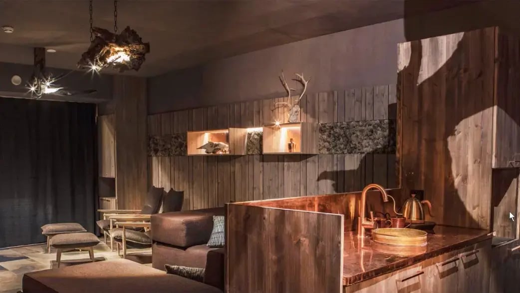 Natural materials were used abundantly in the warm, soft-toned Karhunpesä suite.