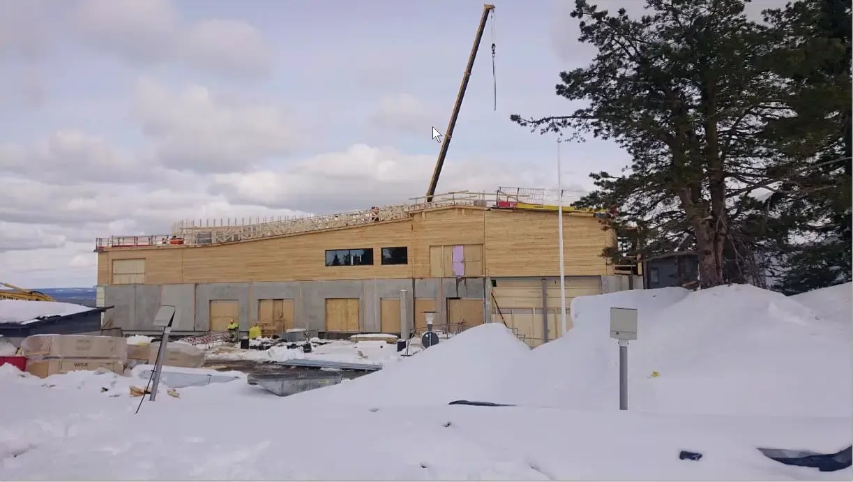 The new third storey was built from logs. A large panorama restaurant and lounge were placed there, along with a walking balcony surrounding them. It was completed in spring 2020.