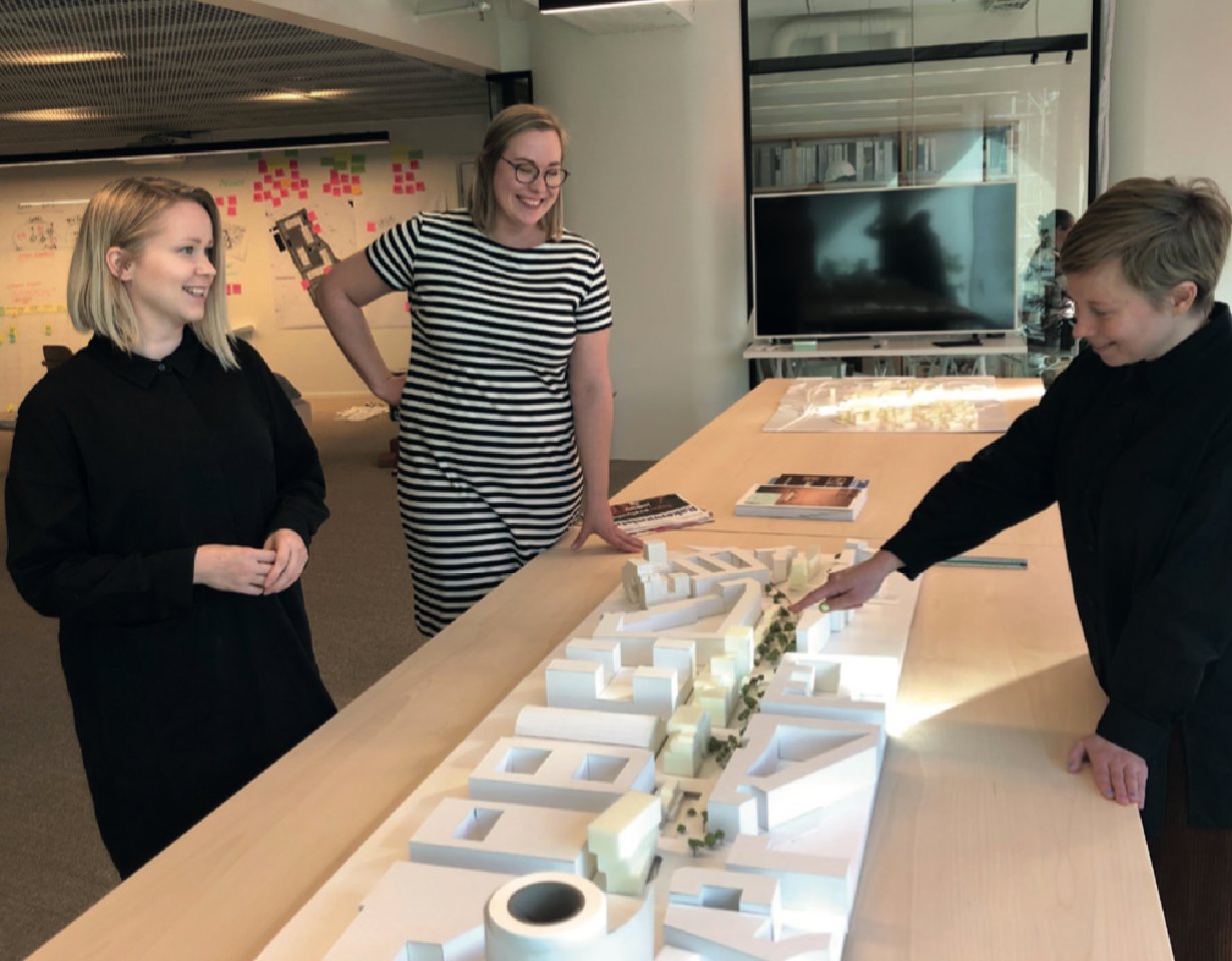 Emma Koivuranta, Laura Majava ja Anu Tahvanainen Lundén Architecture Company:n toimistossa