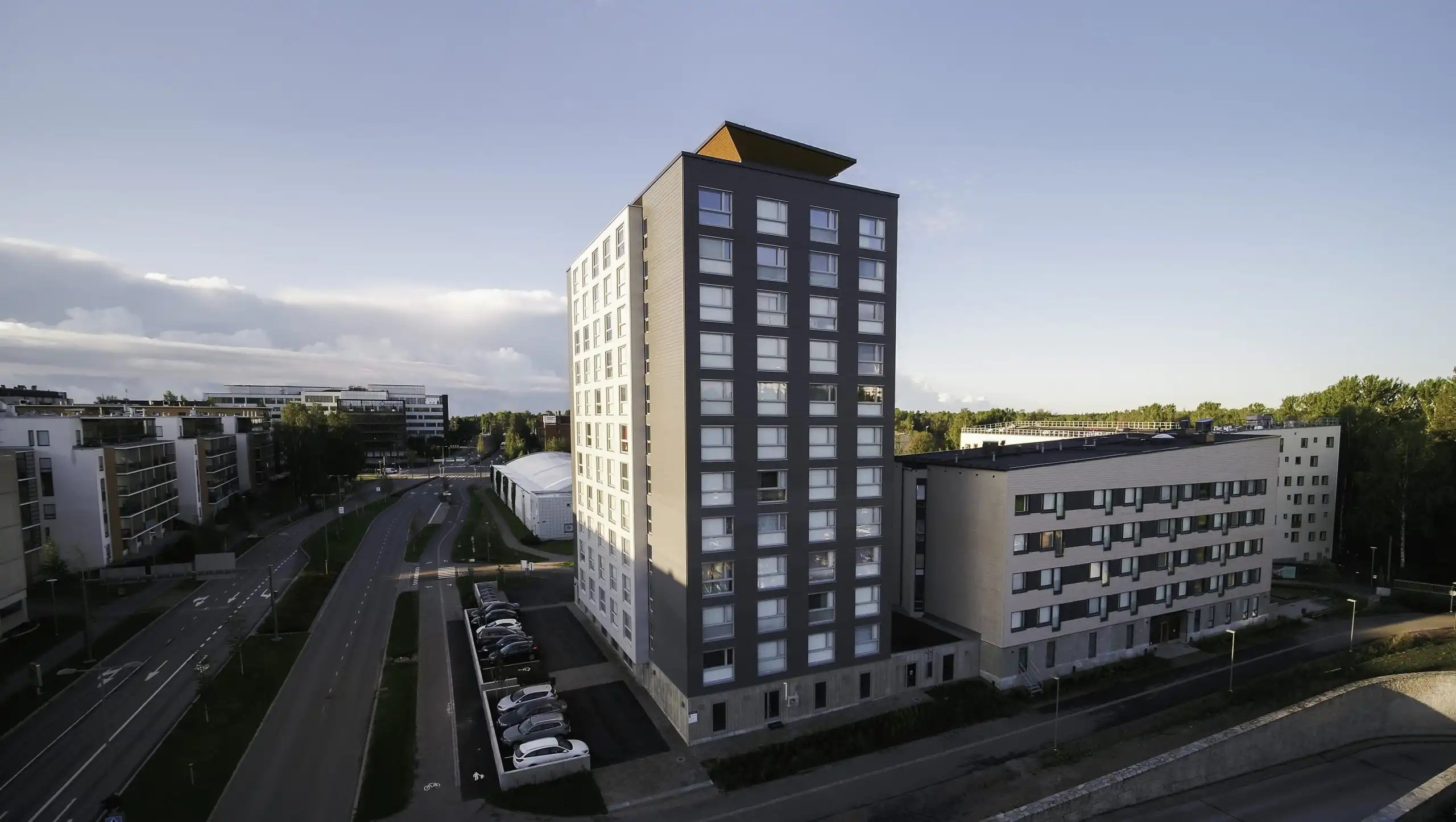 Hoas Tuuliniitty, 13-kerroksinen puukerrostalo Espoon Tapiolassa. Valokuva: Miika Ullakko