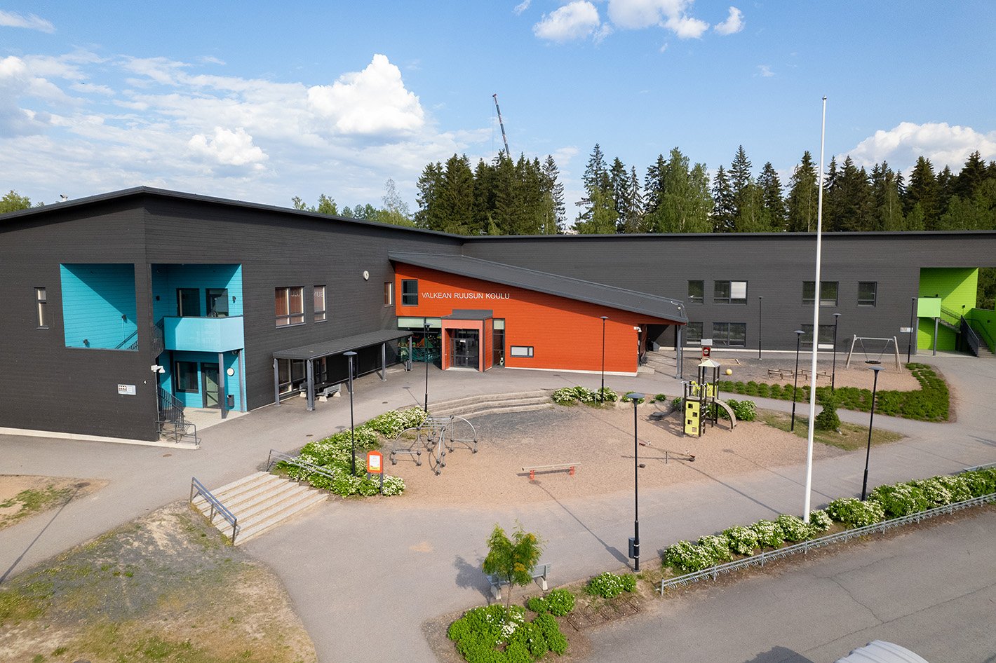 Valkean Ruusun koulu, Ollikainen Hirsirakenne.