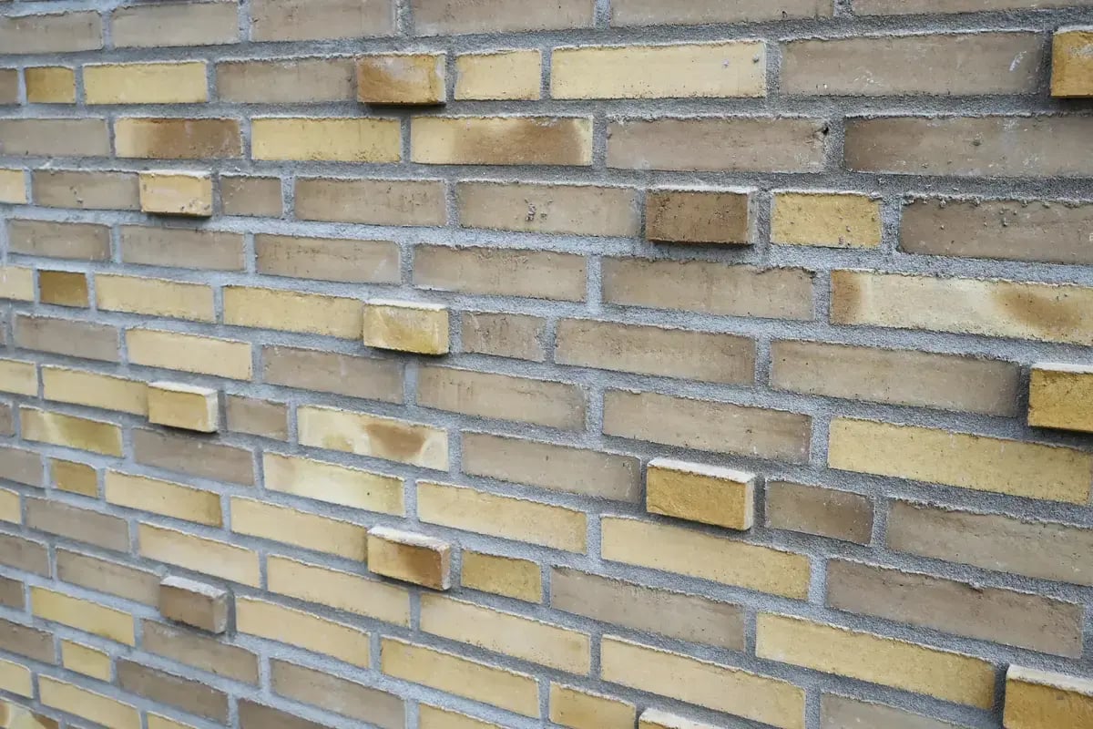 Keltainen tiiliseinä Hjortsjöskolan-koulussa.