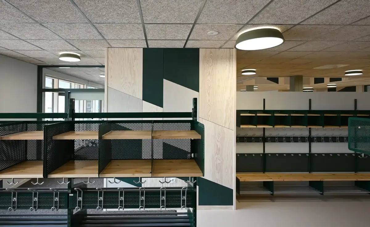 Oppilaiden naulakot Hjortsjöskolan-koulussa.