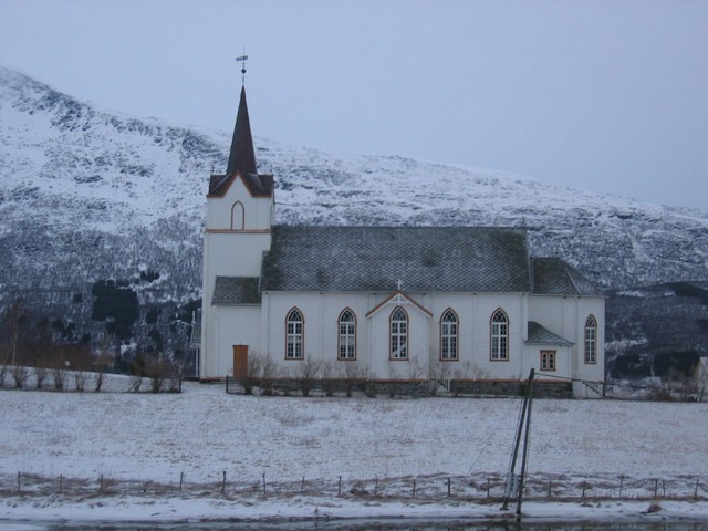 Tjeldsund_kirke_fra_siden