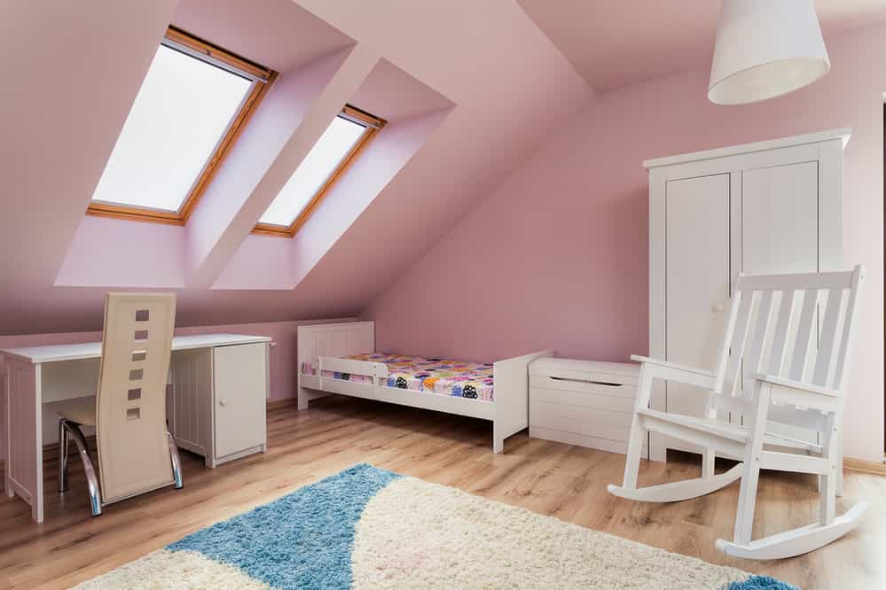 Urban apartment - pink room on the attic