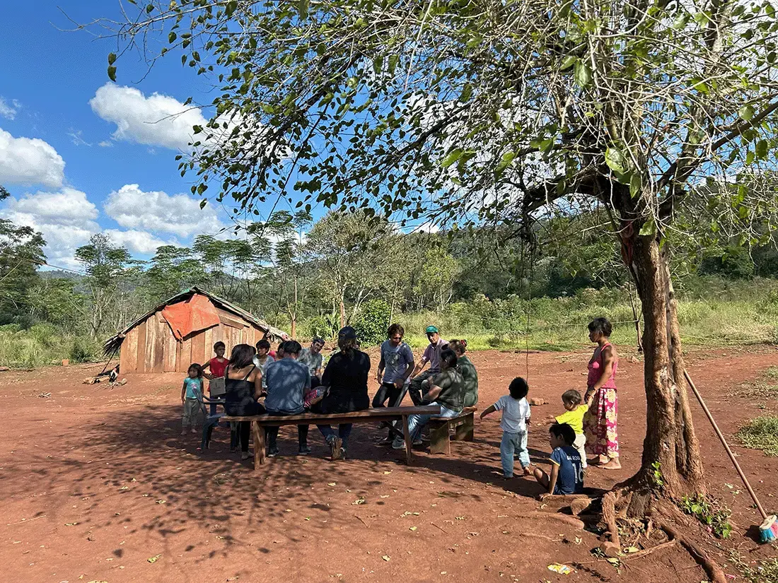A group of people in the shadow of a tree in Agentina. © Arkitekter uten Grenser
